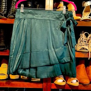 Gianni Bini side bow skirt. Size. Large. Winter green